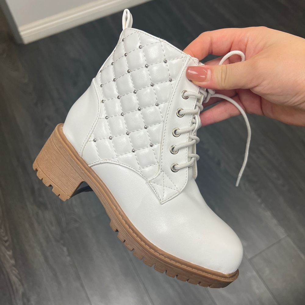 Good quality white Kid’s Booties!